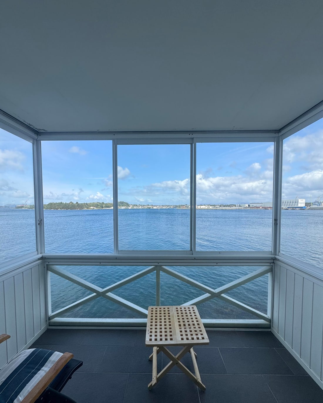 Innglasset veranda med utsikt over fjorden og holmene utenfor Stavanger