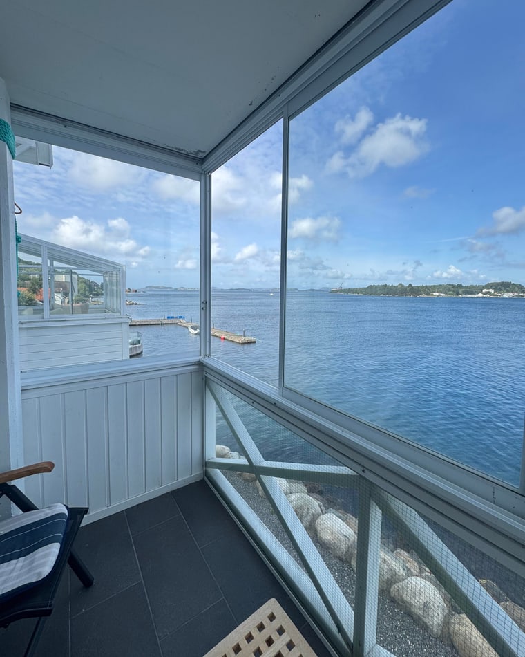 Veranda med utsikt mot fjorden